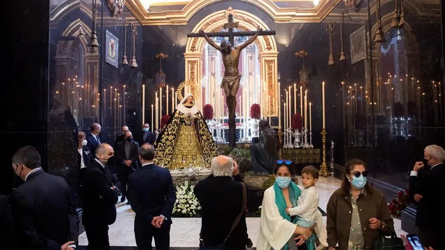 Cientos de personas visitan el Cristo de Mena en M&aacute;laga o La Macarena en Sevilla en otro Jueves Santo sin procesiones