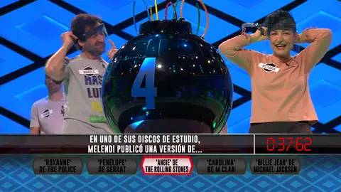 Sorprendente la canción versionada por Melendi. ¡Qué casualidad! Un regalo de M. A. a Manolo hace que resuelvan su tercera bomba en ‘¡Boom!’