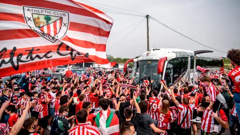 Miles de aficionados despiden al Athletic antes de la final de Copa del Rey Miles de aficionados despiden al Athletic antes de la final de Copa del Rey