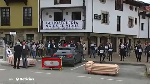 Camas calle en Santillana del Mar Camas calle en Santillana del Mar