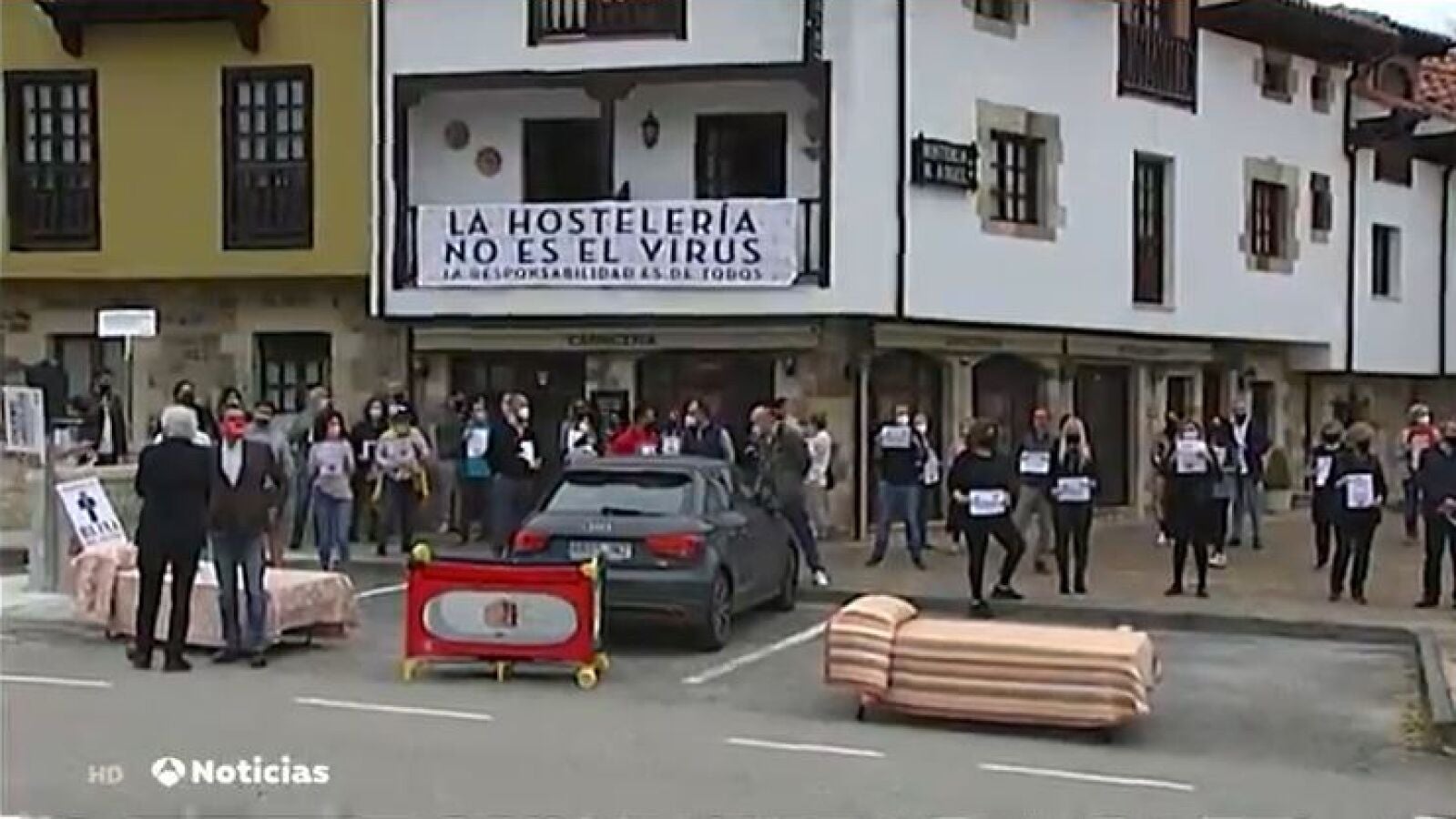 Los hosteleros sacan los colchones a la calle en Santillana del Mar como señal de protesta por las restricciones