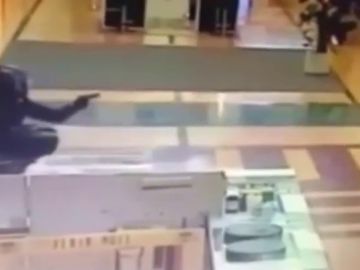 En moto y con pistola dentro del centro comercial: Así ha sido el espectacular robo en una joyería de Murcia