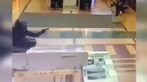 En moto y con pistola dentro del centro comercial: Así ha sido el espectacular robo en una joyería de Murcia En moto y con pistola dentro del centro comercial: Así ha sido el espectacular robo en una joyería de Murcia