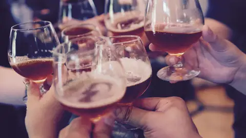 Varias copas con cerveza Varias copas con cerveza