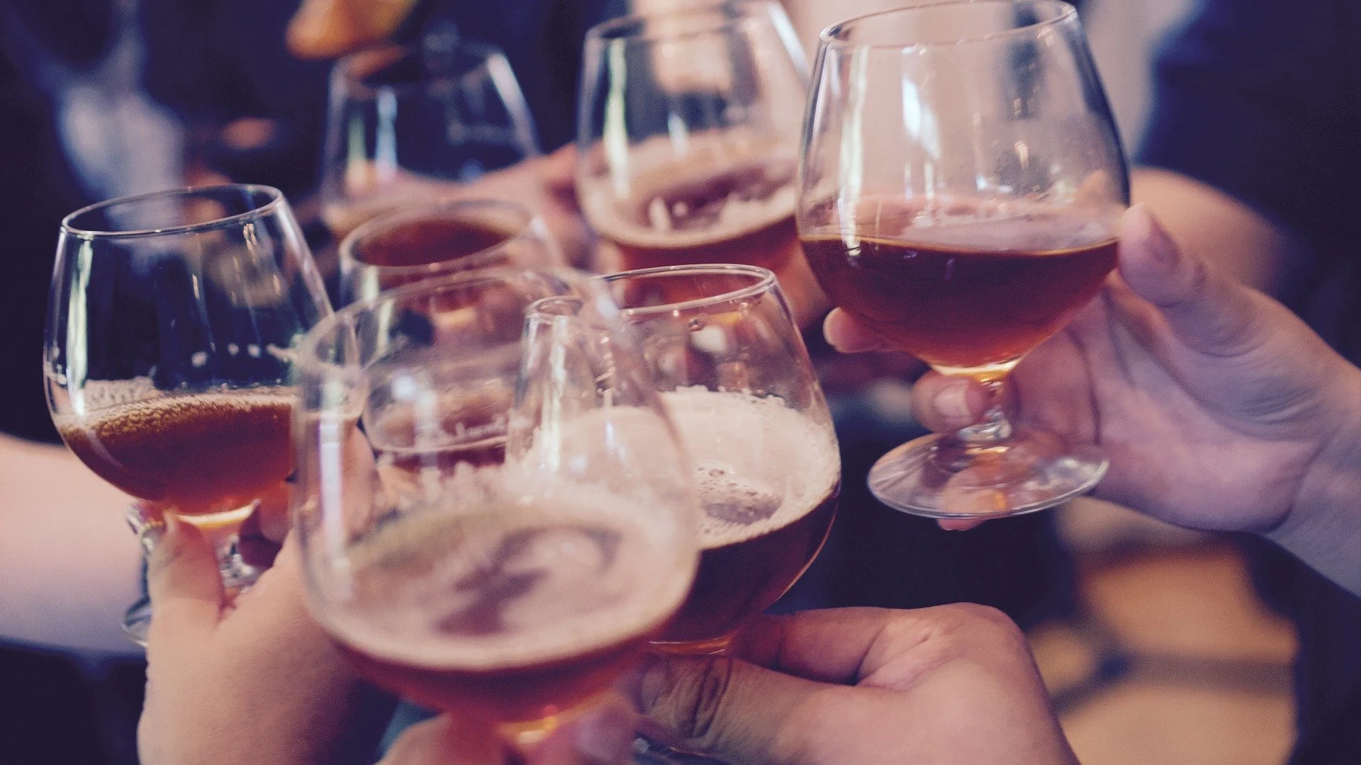 Varias copas con cerveza Varias copas con cerveza