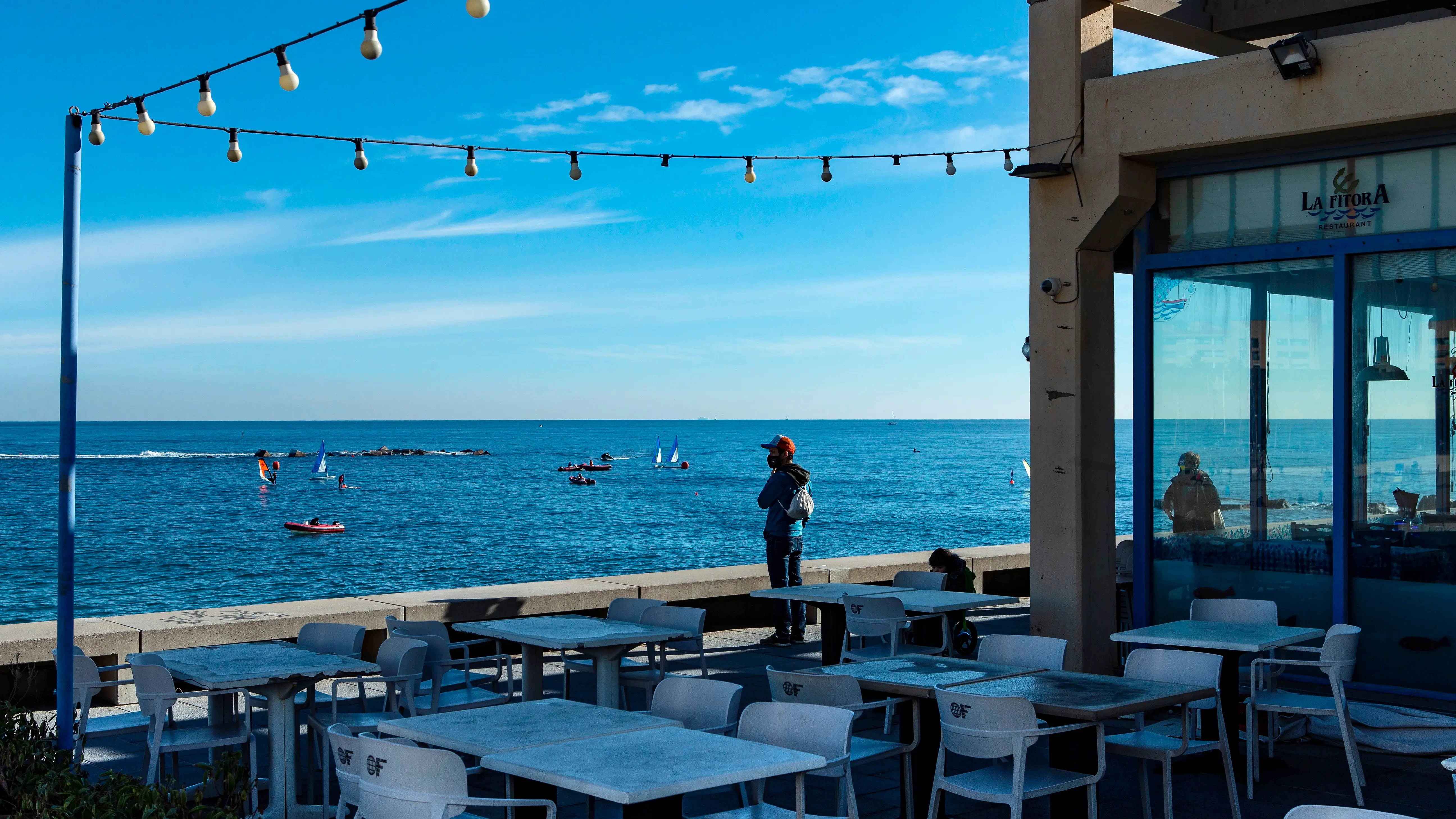 Terraza de un bar en la playa Terraza de un bar en la playa