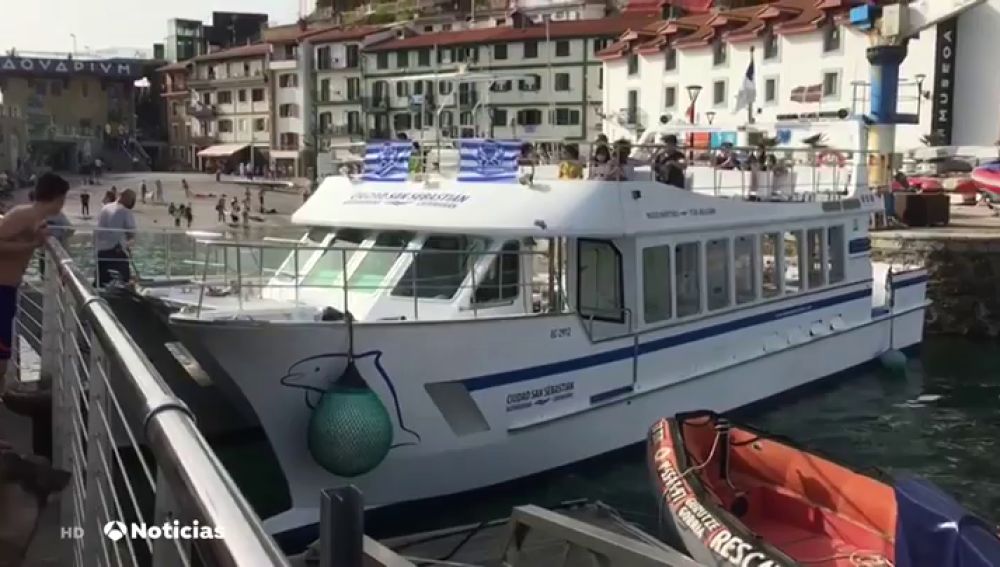 Un catamarán queda encallado en el puerto de San Sebastián tras chocar en una maniobra