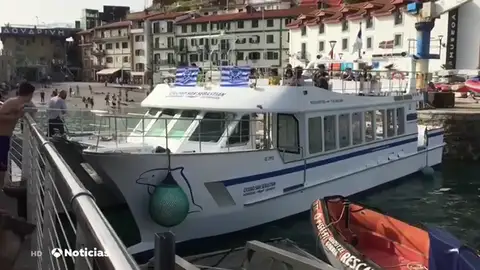 Un catamarán queda encallado en el puerto de San Sebastián tras chocar en una maniobra Un catamarán queda encallado en el puerto de San Sebastián tras chocar en una maniobra