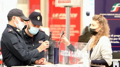 Agentes de las fuerzas del orden realizan controles a los pasajeros en la estación central de ferrocarril de Milán, Italia, el 2 de abril de 2021 Agentes de las fuerzas del orden realizan controles a los pasajeros en la estación central de ferrocarril de Milán, Italia, el 2 de abril de 2021