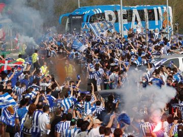 Cientos de aficionados despiden a la Real Sociedad en Zubieta antes de la final de la Copa del Rey