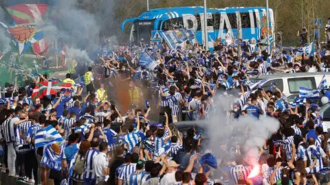 Cientos de aficionados despiden a la Real Sociedad en Zubieta antes de la final de la Copa del Rey Cientos de aficionados despiden a la Real Sociedad en Zubieta antes de la final de la Copa del Rey