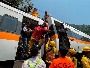 Aumentan a 48 los muertos en un accidente de tren en Taiwán Aumentan a 48 los muertos en un accidente de tren en Taiwán