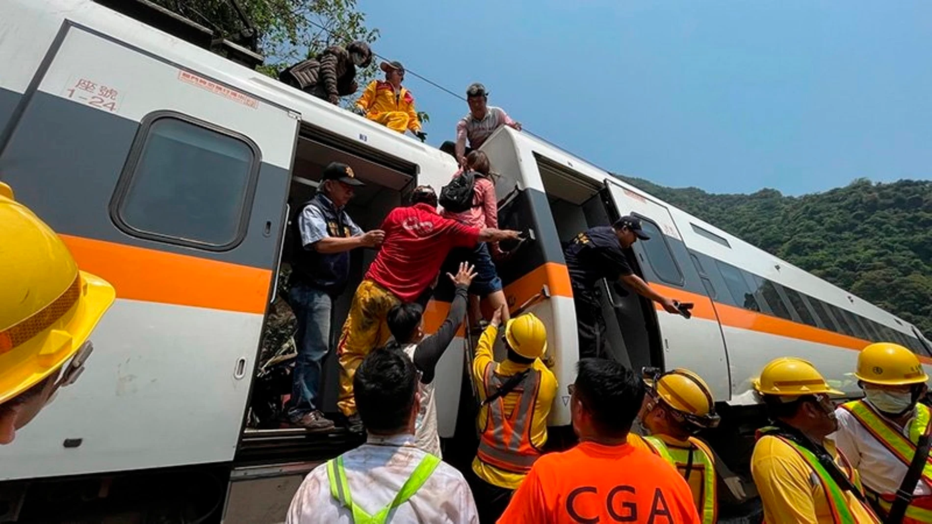 Aumentan a 48 los muertos en un accidente de tren en Taiwán