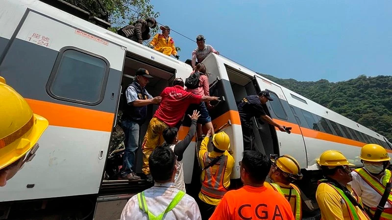 Aumentan a 48 los muertos en un accidente de tren en Taiw&aacute;n