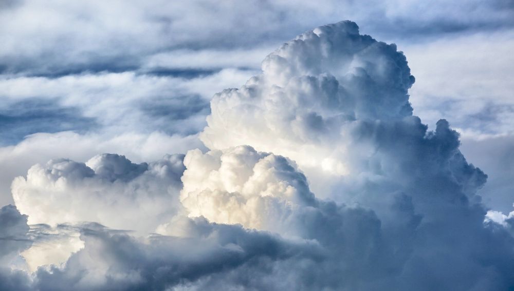 La previsión de tiempo hoy: Cielos nubosos y probabilidad de tormentas en el noroeste peninsular