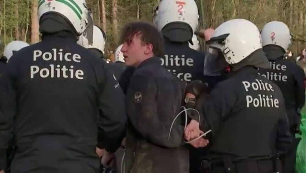 Cerca de 30 heridos y 20 detenidos en un enfrentamiento en Bruselas por las restricciones ante el coronavirus