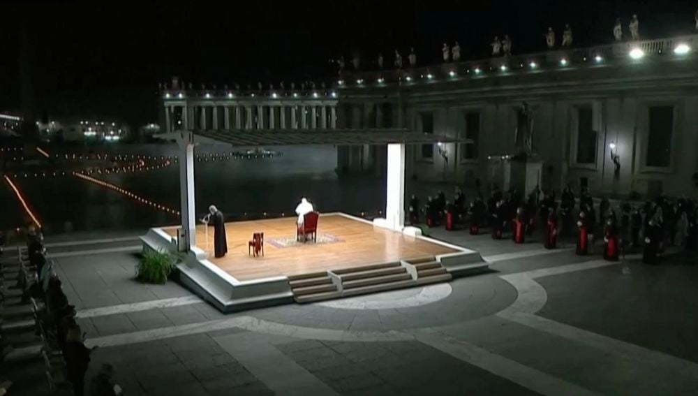 El Papa Francisco celebra por segunda vez el viacrucis en una plaza de San Pedro desierta a causa del coronavirus
