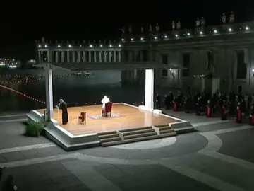 El Papa Francisco celebra por segunda vez el viacrucis en una plaza de San Pedro desierta a causa del coronavirus El Papa Francisco celebra por segunda vez el viacrucis en una plaza de San Pedro desierta a causa del coronavirus