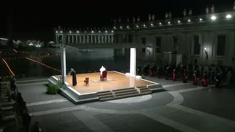 El Papa Francisco celebra por segunda vez el viacrucis en una plaza de San Pedro desierta a causa del coronavirus El Papa Francisco celebra por segunda vez el viacrucis en una plaza de San Pedro desierta a causa del coronavirus