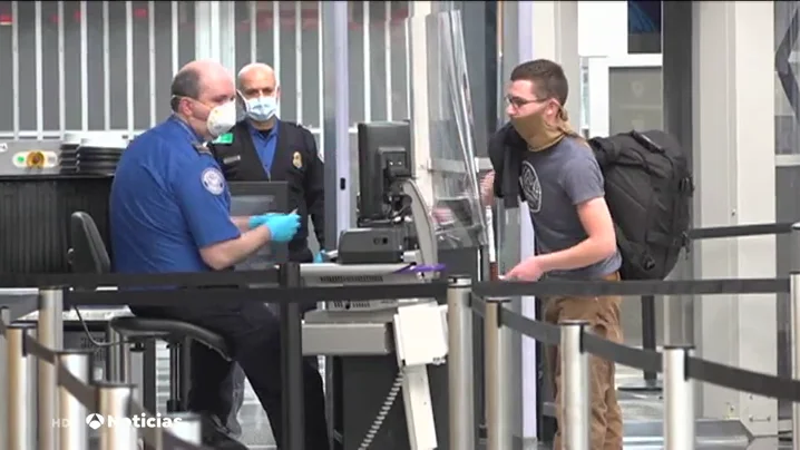 El CDC asegura que los estadounidenses vacunados contra el coronavirus podr&aacute;n viajar sin hacerse pruebas ni cuarentenas