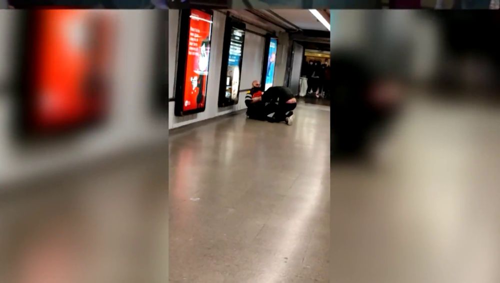 Dos personas sin mascarilla agreden a los vigilantes del metro de Barcelona por llamarles la atención