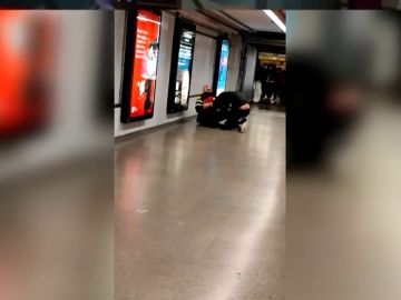 Dos personas sin mascarilla agreden a los vigilantes del metro de Barcelona por llamarles la atención