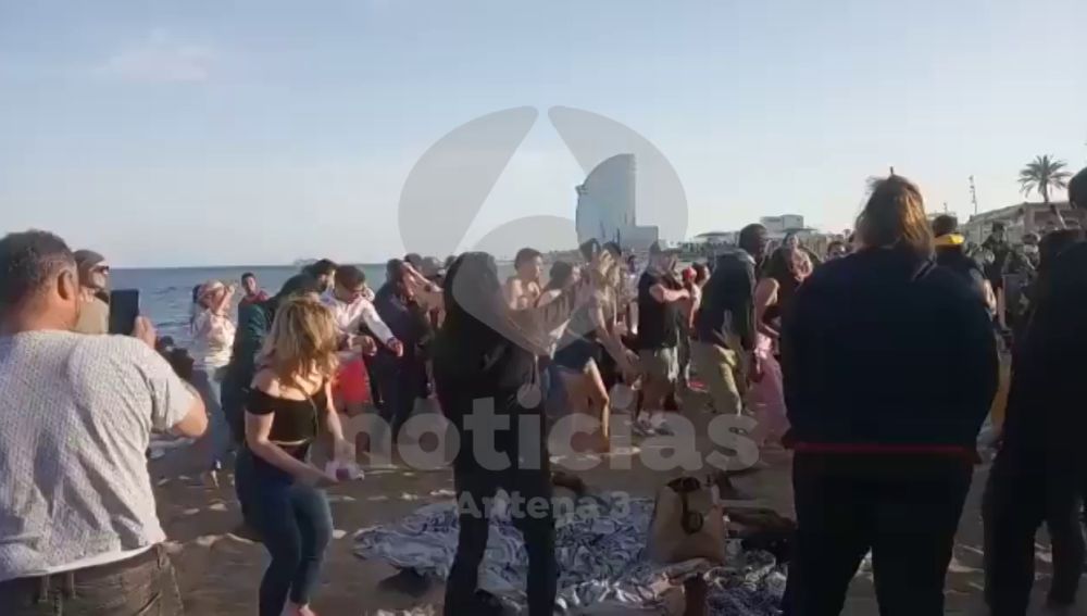 Las imágenes de la fiesta improvisada en la playa de la Barceloneta sin respetar las medidas anticoronavirus
