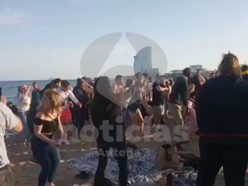 Las imágenes de la fiesta improvisada en la playa de la Barceloneta sin respetar las medidas anticoronavirus