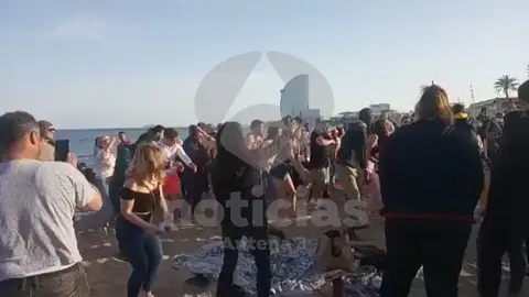 Las imágenes de la fiesta improvisada en la playa de la Barceloneta sin respetar las medidas anticoronavirus Las imágenes de la fiesta improvisada en la playa de la Barceloneta sin respetar las medidas anticoronavirus