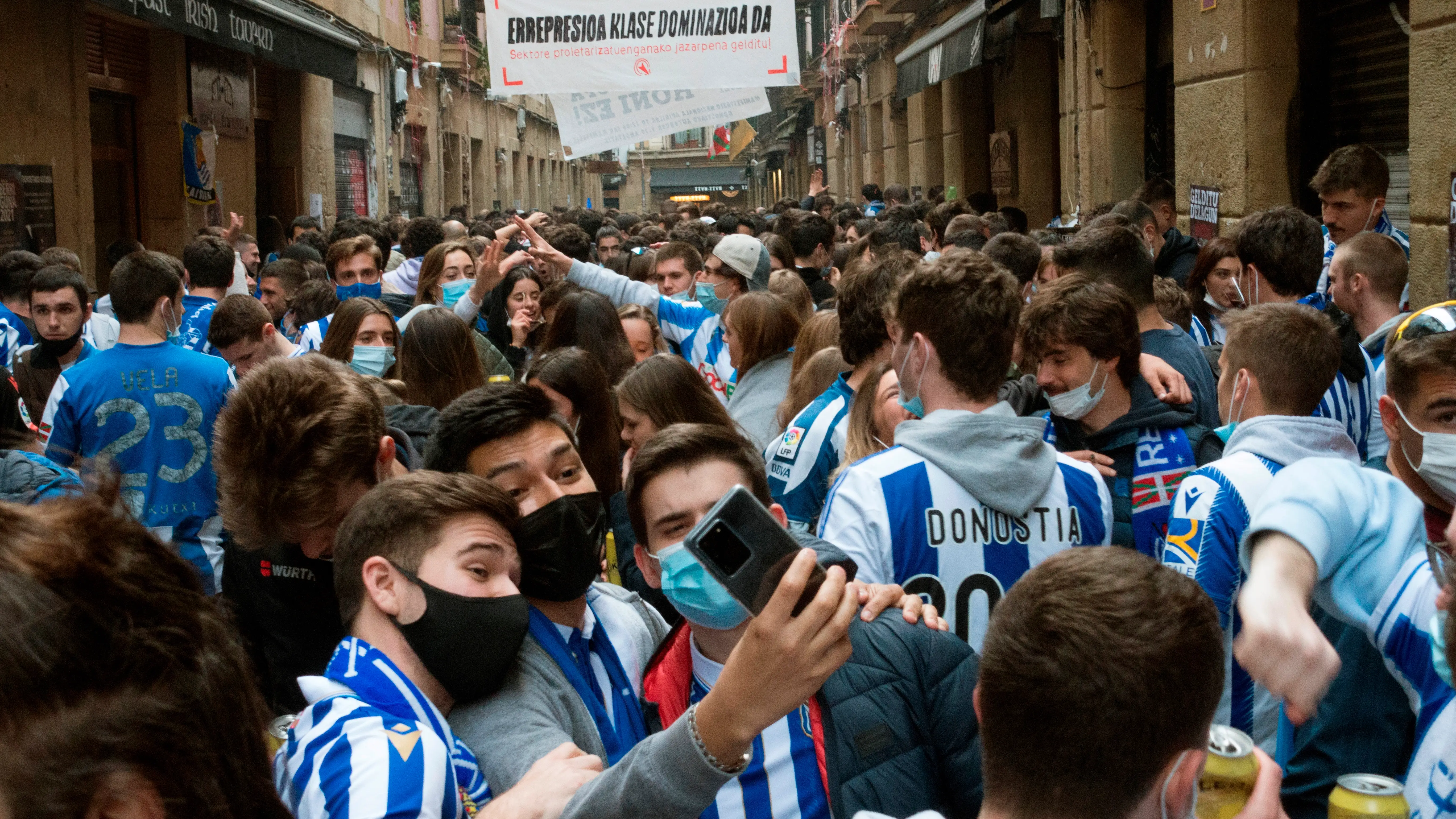 Los vídeos de la vergüenza en la previa de la final de la Copa del Rey: una mujer herida, quema de contenedores y aglomeraciones Los vídeos de la vergüenza en la previa de la final de la Copa del Rey: una mujer herida, quema de contenedores y aglomeraciones