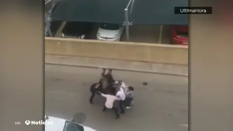 Acorralan y agreden a dos policías locales que intentaban parar una macrofiesta en Capdepera, en Mallorca Acorralan y agreden a dos policías locales que intentaban parar una macrofiesta en Capdepera, en Mallorca