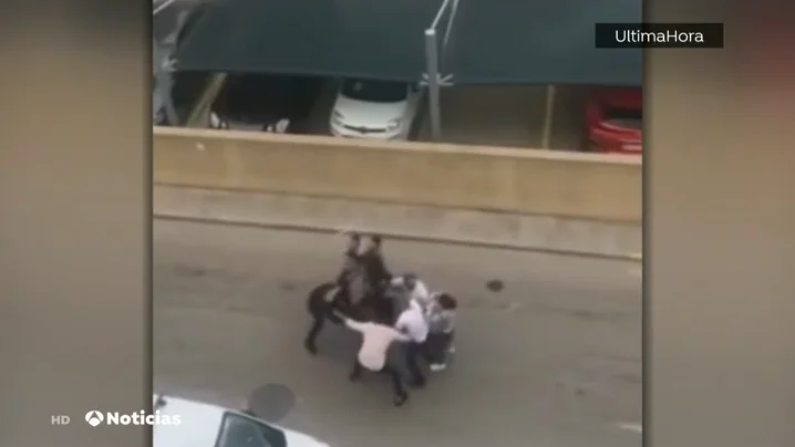 Acorralan y agreden a dos policías locales que intentaban parar una macrofiesta en Capdepera, en Mallorca Acorralan y agreden a dos policías locales que intentaban parar una macrofiesta en Capdepera, en Mallorca