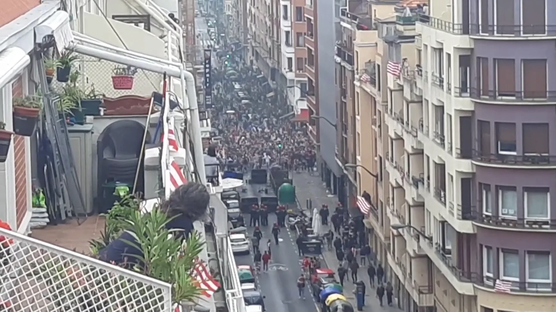 Aglomeraciones de gente sin respetar la distancia de seguridad en Bilbao antes de la final de la Copa del Rey