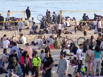 La Guàrdia Urbana denuncia a 80 personas por aglomeraciones en la playa de la Barceloneta