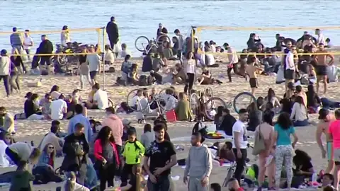 La Guàrdia Urbana denuncia a 80 personas por aglomeraciones en la playa de la Barceloneta La Guàrdia Urbana denuncia a 80 personas por aglomeraciones en la playa de la Barceloneta