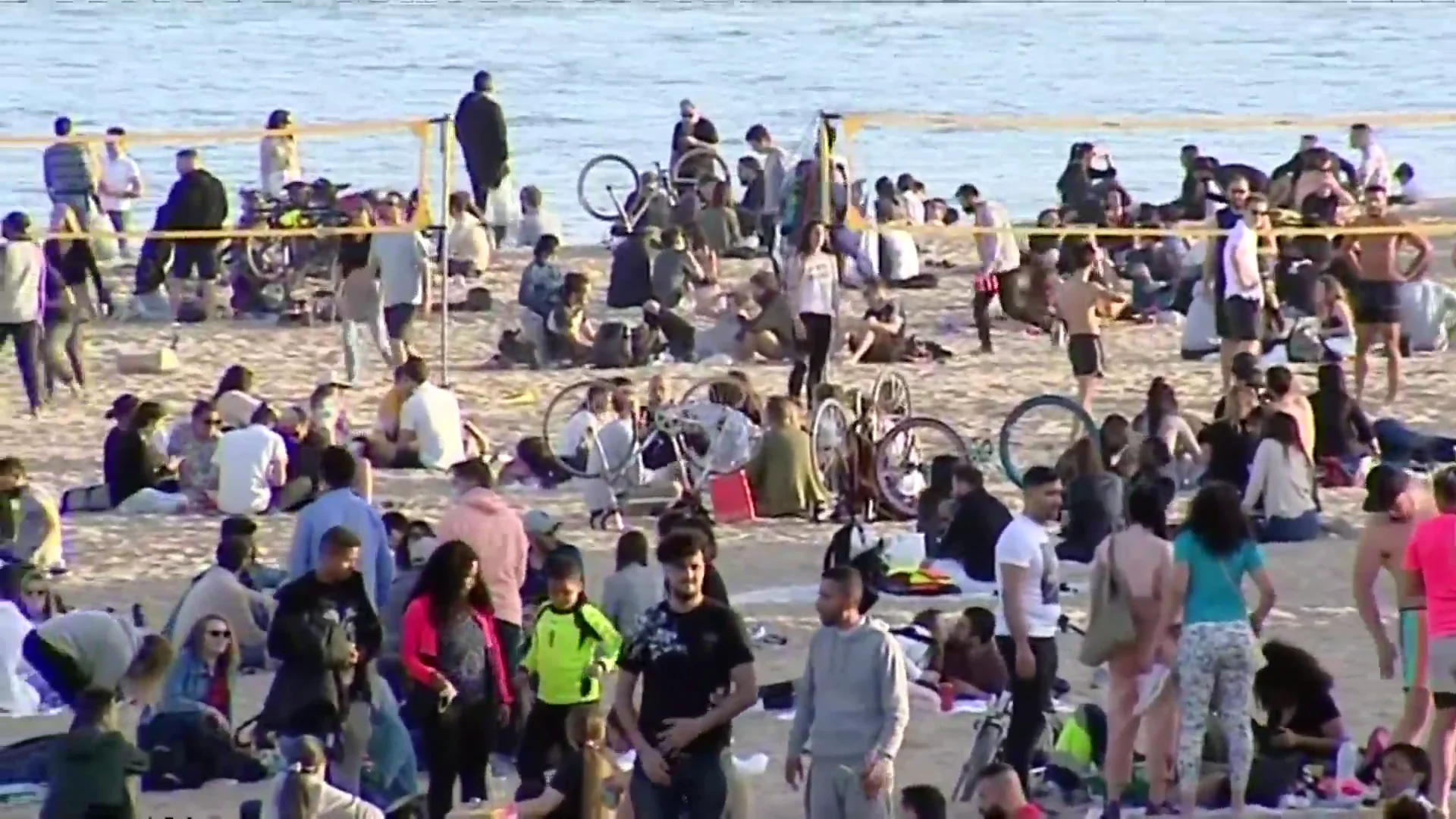 La Guàrdia Urbana denuncia a 80 personas por aglomeraciones en la playa de la Barceloneta La Guàrdia Urbana denuncia a 80 personas por aglomeraciones en la playa de la Barceloneta