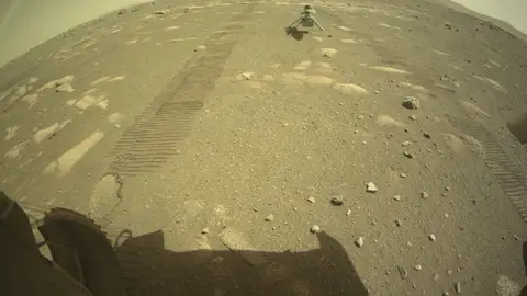 El helicóptero Ingenuity se desliga del Perseverance y toca la superficie de Marte El helicóptero Ingenuity se desliga del Perseverance y toca la superficie de Marte