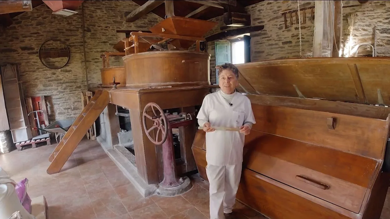 Isabel, la gallega que recupera el oficio de molinera en su aldea natal
