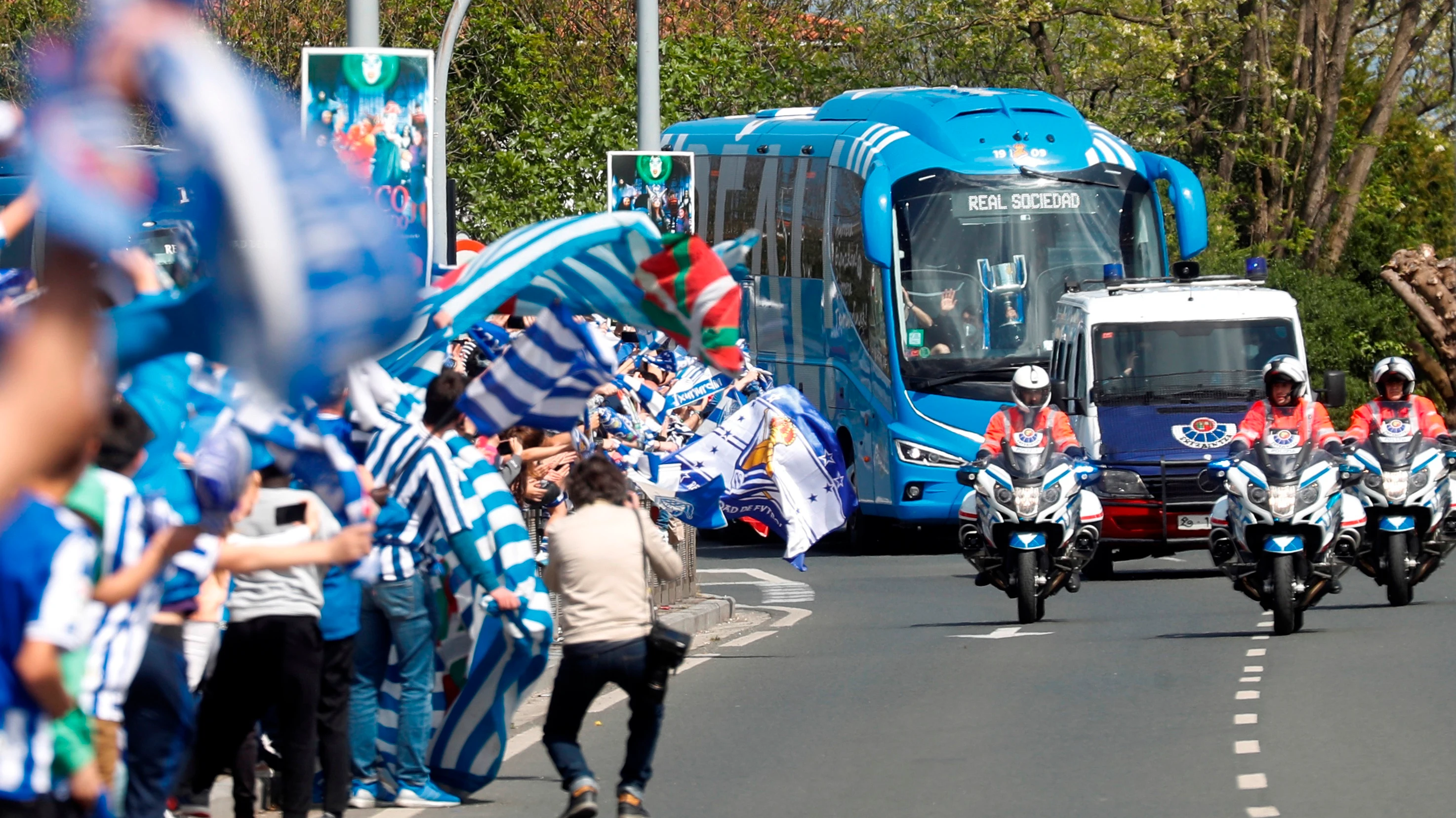 Ambiente festivo en San Sebasti&aacute;n tras el &eacute;xito de la Real Sociedad: as&iacute; han recibido a los jugadores