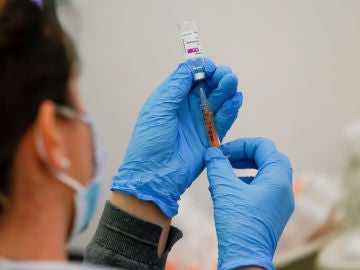 Una sanitaria prepara la vacuna de AstraZeneca