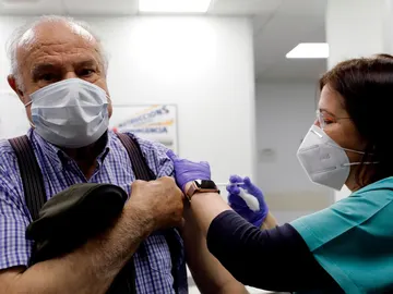 Salud Pública estudia espaciar las segundas dosis en menores de 79 y combinar AstraZeneca con Pfizer Salud Pública estudia espaciar las segundas dosis en menores de 79 y combinar AstraZeneca con Pfizer