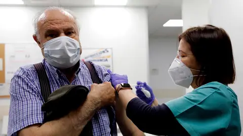 Salud Pública estudia espaciar las segundas dosis en menores de 79 y combinar AstraZeneca con Pfizer Salud Pública estudia espaciar las segundas dosis en menores de 79 y combinar AstraZeneca con Pfizer