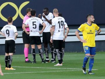 Cádiz - Valencia: Diakhaby dijo al árbitro que Cala le llamó "negro de mierda" en el partido de la Liga