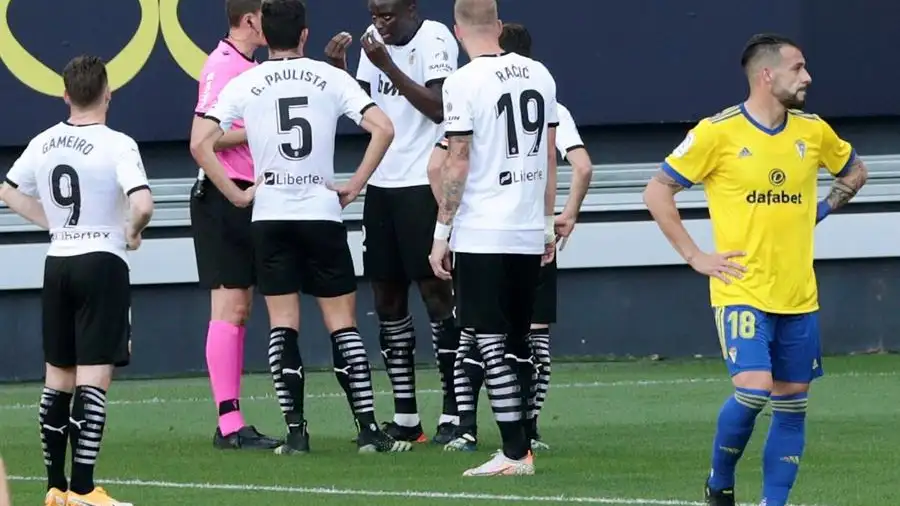 Cádiz - Valencia: Diakhaby dijo al árbitro que Cala le llamó "negro de mierda" en el partido de la Liga Cádiz - Valencia: Diakhaby dijo al árbitro que Cala le llamó "negro de mierda" en el partido de la Liga