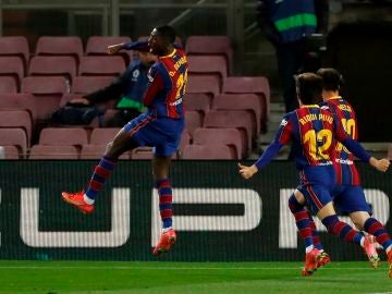 Dembelé rescata al Barcelona en el 90' y pone la Liga al rojo vivo antes del Clásico