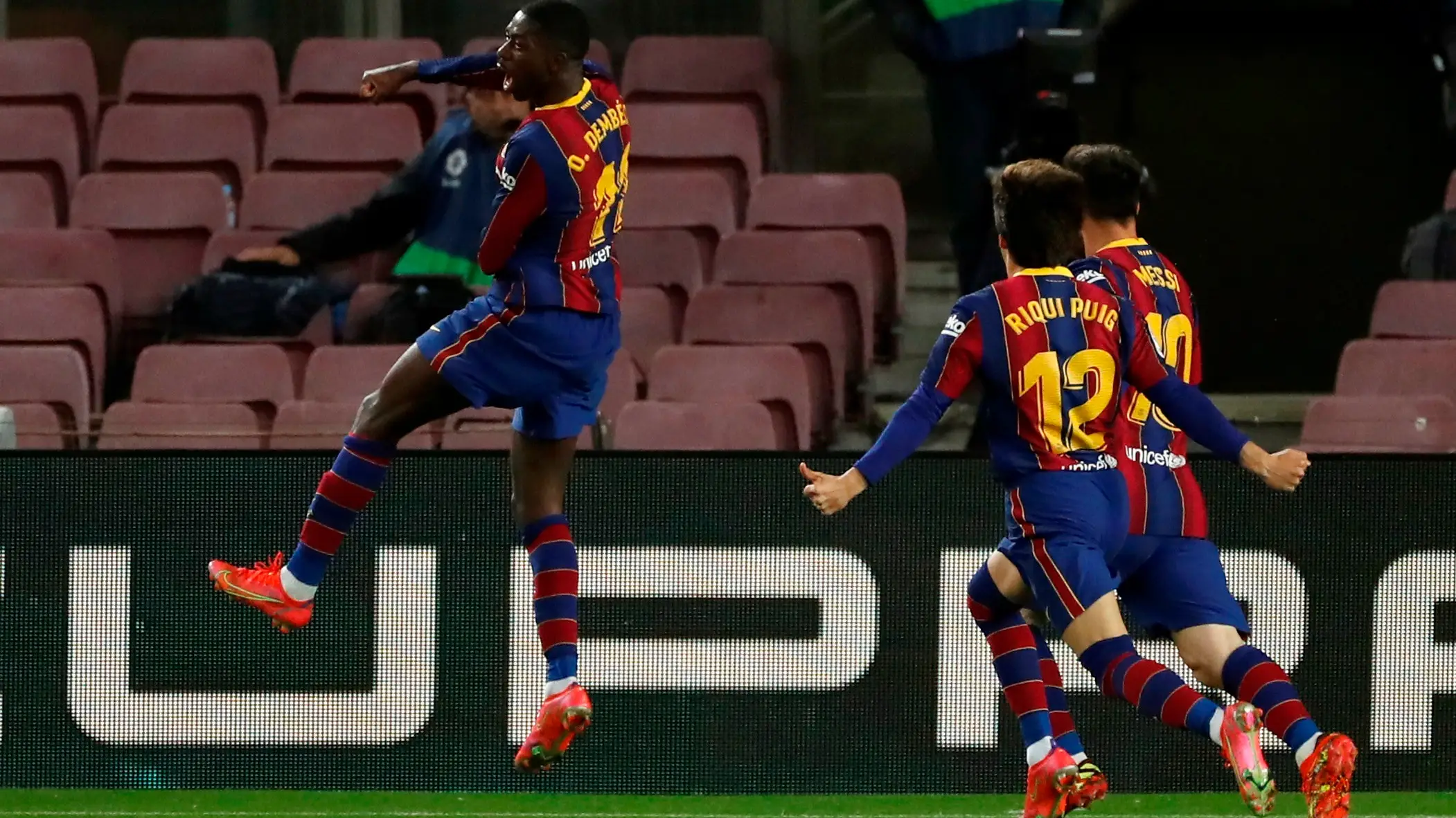 Dembel&eacute; rescata al Barcelona en el 90' y pone la Liga al rojo vivo antes del Cl&aacute;sico