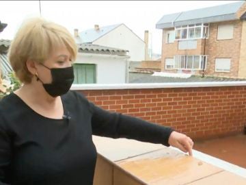Una mujer denuncia que sus vecinos tiran deshechos a su patio que alegan ser de uso común