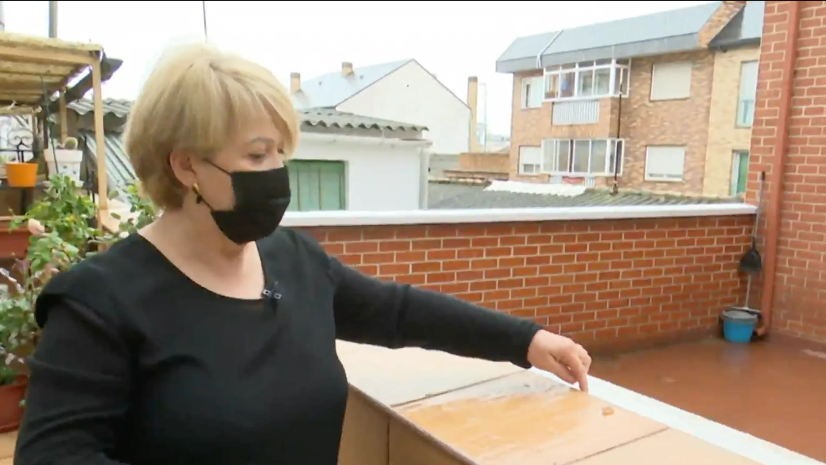 Una mujer denuncia que sus vecinos tiran deshechos a su patio que alegan ser de uso común Una mujer denuncia que sus vecinos tiran deshechos a su patio que alegan ser de uso común