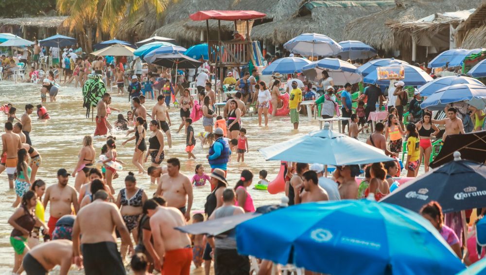 Miles de turistas abarrotan Acapulco, en México