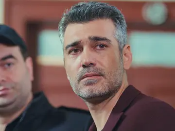 Sarp, detenido: el desgarrador llanto de Nisan al ver cómo se llevan a su padre Sarp, detenido: el desgarrador llanto de Nisan al ver cómo se llevan a su padre
